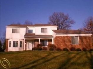 519 Jamestown Dr, White Lake, MI