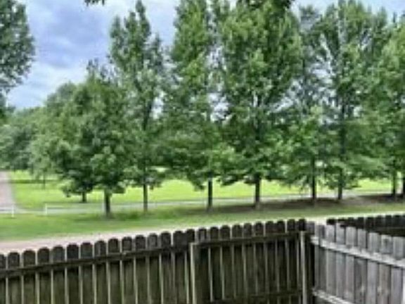 4th image of 3325 Laurel Dr