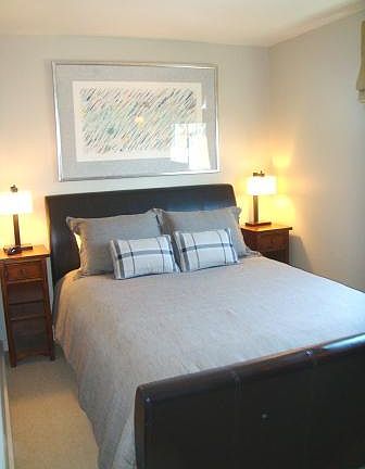 Bedroom w/Queen Bed