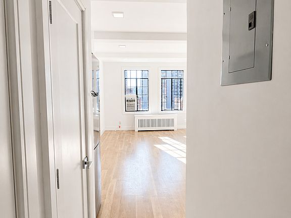 5th image of 320 E 42nd St APT 2005