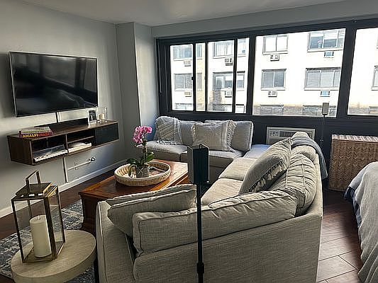 3rd image of 16 W 16th St APT 8GS