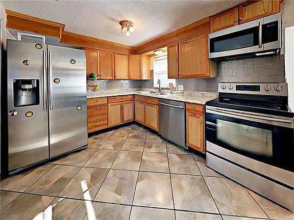 5th image of 5024 Emerald Lake Dr