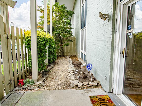 3rd image of 1935 Gardiner Ln #119
