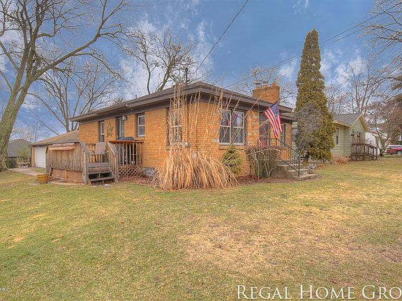 3rd image of 3801 Ivy Dr NE