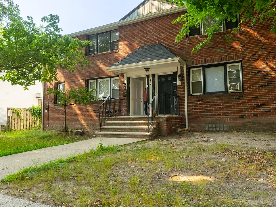 206 1st St #2L