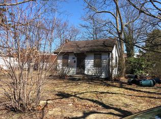 3 Pauchogue Ave, East Islip, NY 11730