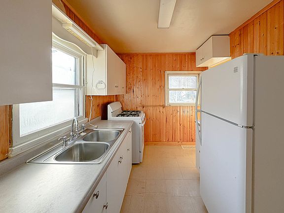 5th image of 1015 W Marion St