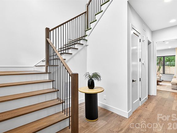 4th image of 850 Belmont Ave