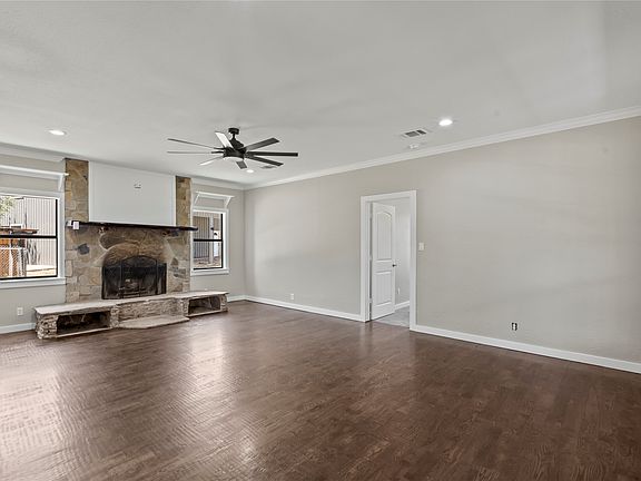 3rd image of 109 Bayview St