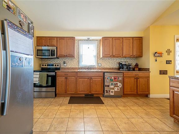 3rd image of 189 Crestwood Dr