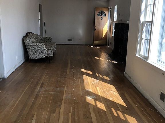 3rd image of 401 2nd St