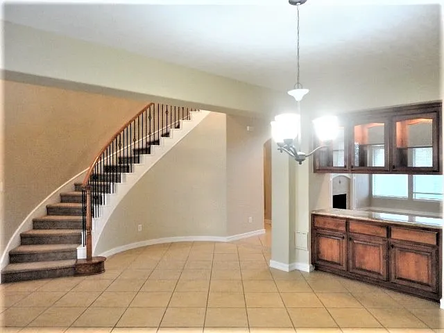 325 Lancaster Ln — Photo 8