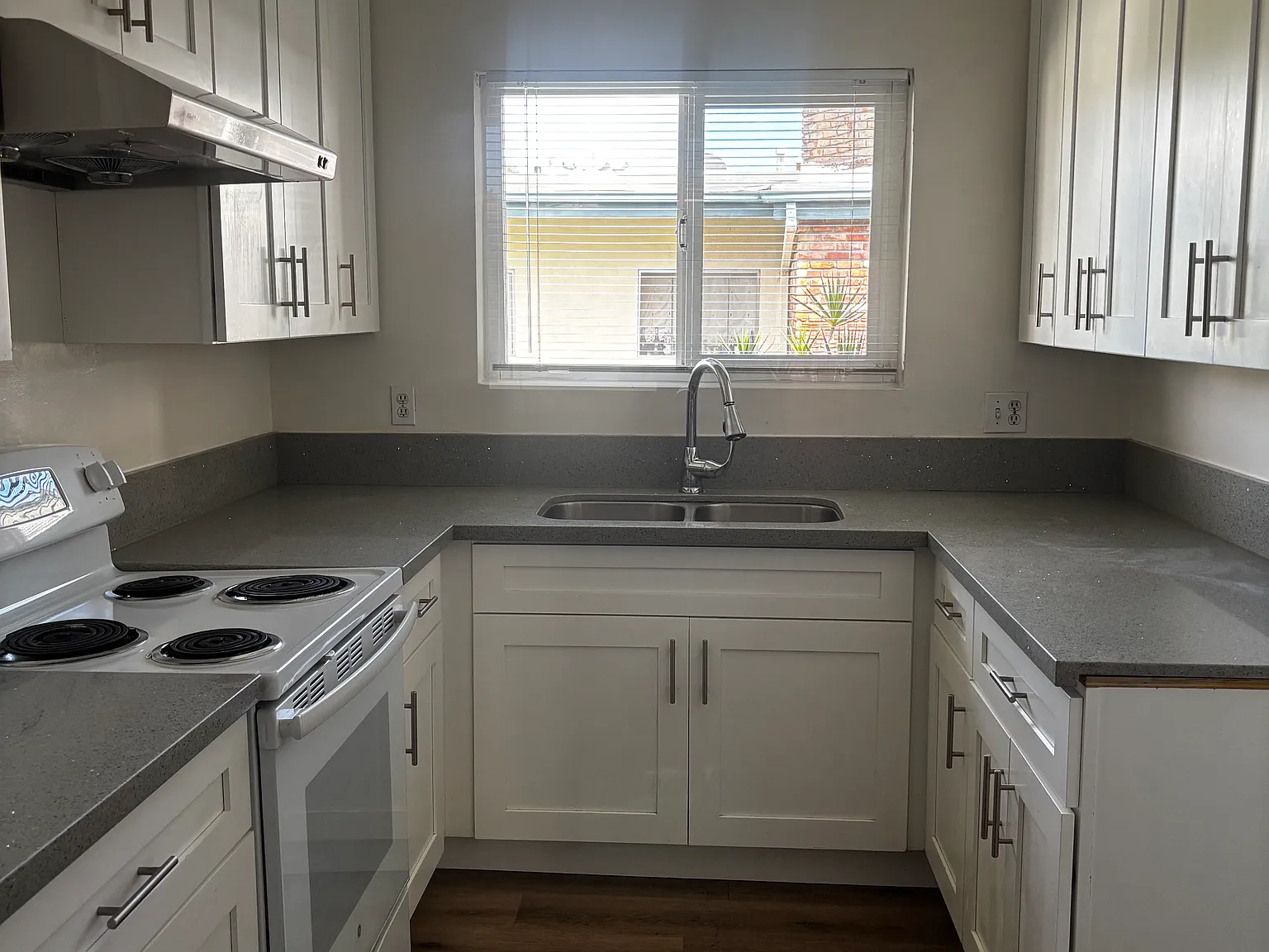 2 bed, 900 sqft, $2,459 — Photo 2