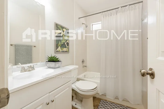 13710 Sableglen St — Photo 9