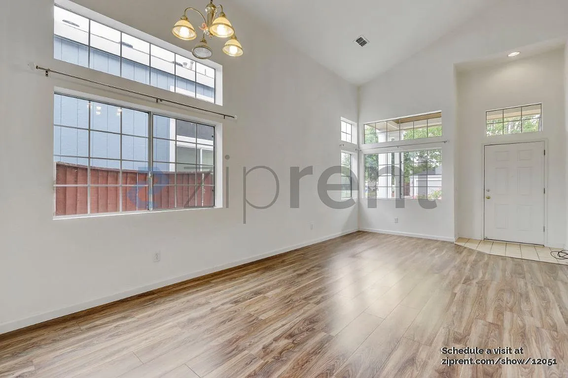 4 bed, 2.5 bath, 1913 sqft, $4,100 — Photo 2
