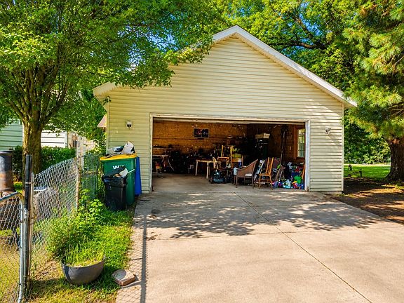 4th image of 1501 Panama St