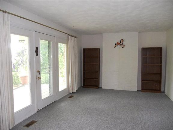 5th image of 405 Jamesway Dr