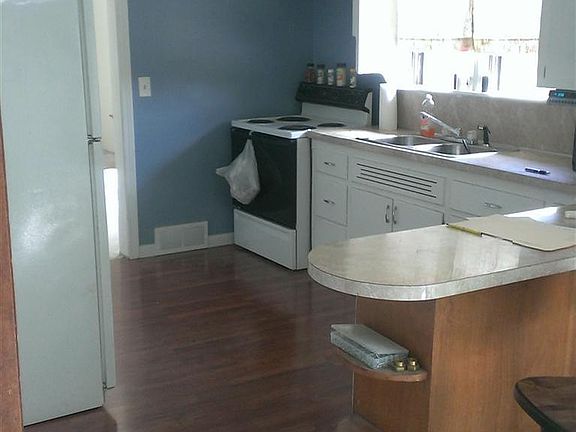 3rd image of 3152 W Parkway Ave