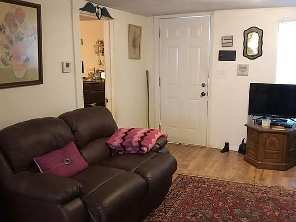 5th image of 411 W Pecan St