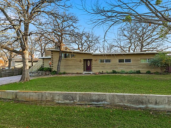 2nd image of 828 Highland Village Rd