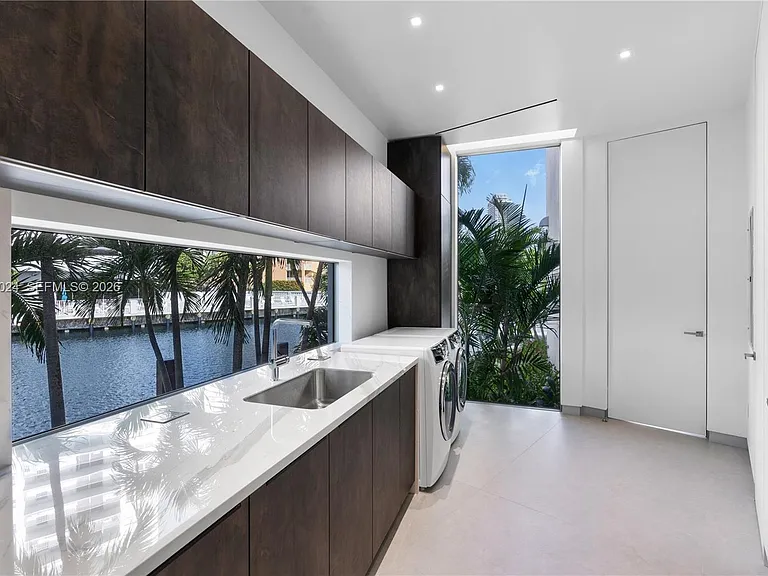 501 Palm Dr — Photo 46