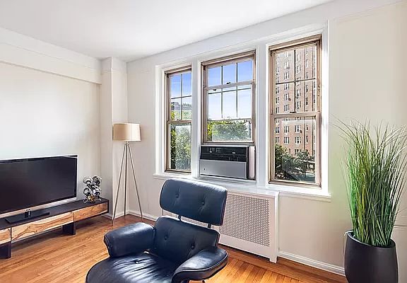 2nd image of 302 W 12th St APT 4D