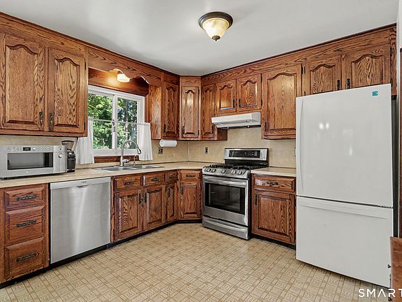 4th image of 11 A Greenlawn Drive