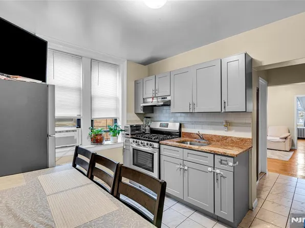 527 34th St APT D2, Union City, NJ 07087