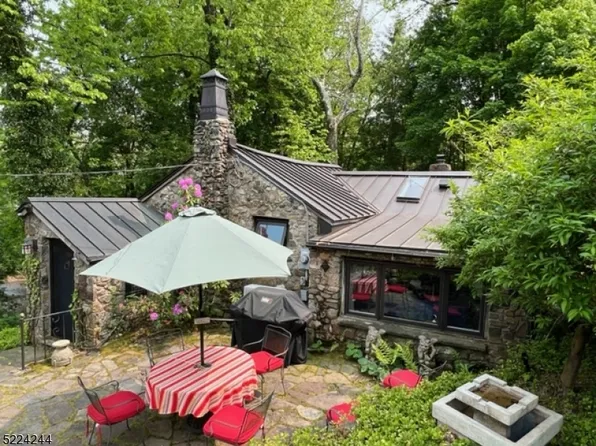 27 First St, Califon Boro, NJ 07830