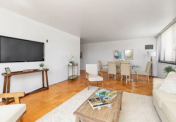 4th image of 27010 Grand Central Pkwy APT 1W