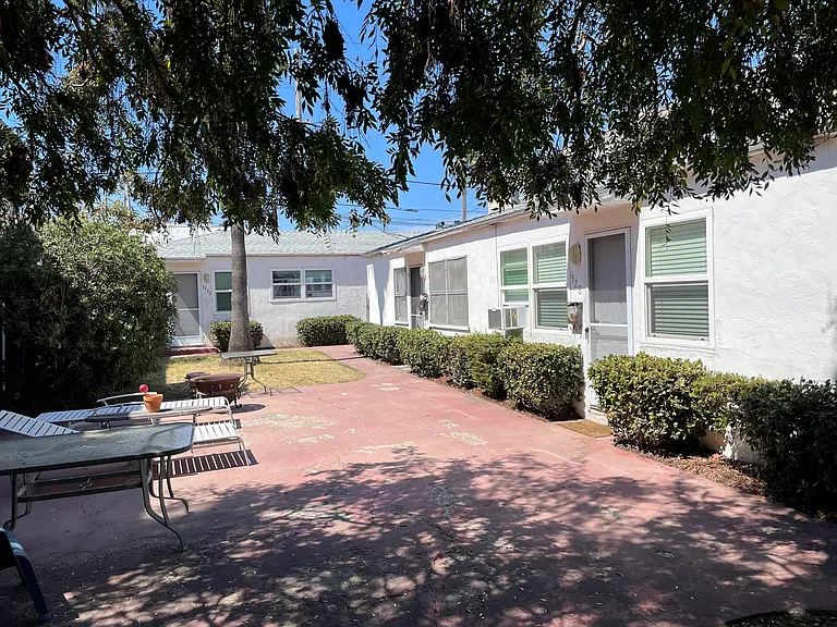 View of courtyard and 5 units