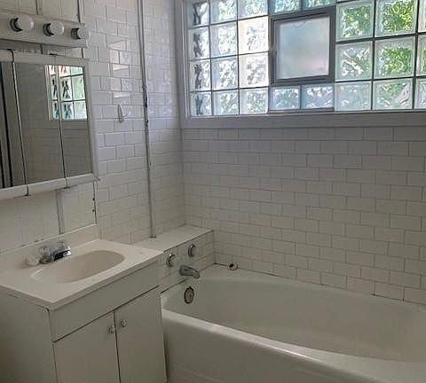 4th image of 415 Franklin Ave W