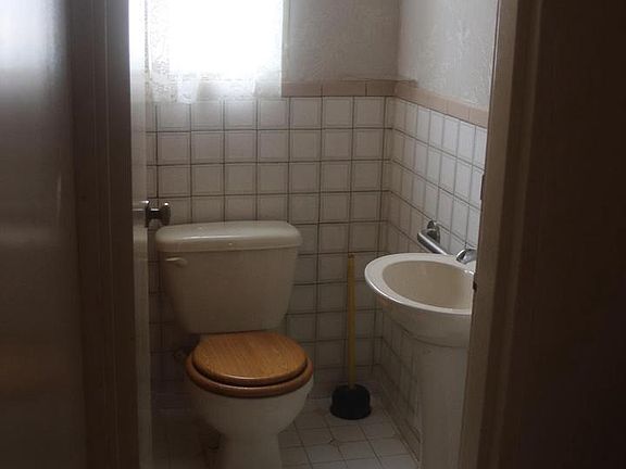 5th image of 825 Barnaby St SE