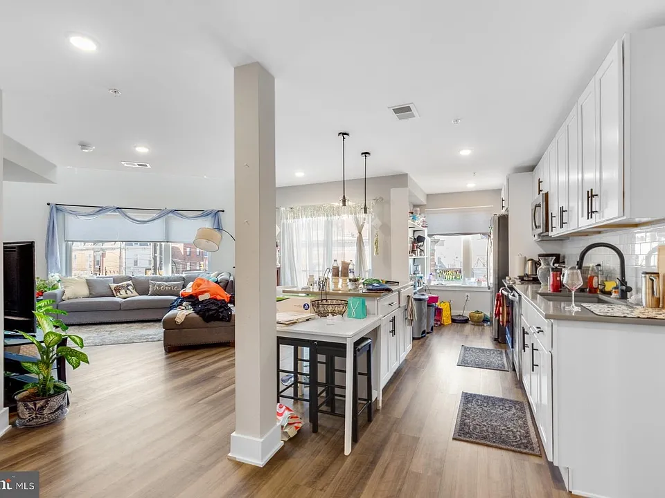3965 Lancaster Ave #301