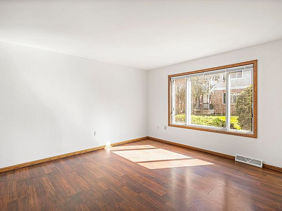 2nd image of 6923 Raymond Rd