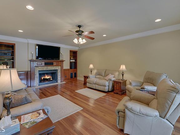 3rd image of 579 Beech Cove Dr