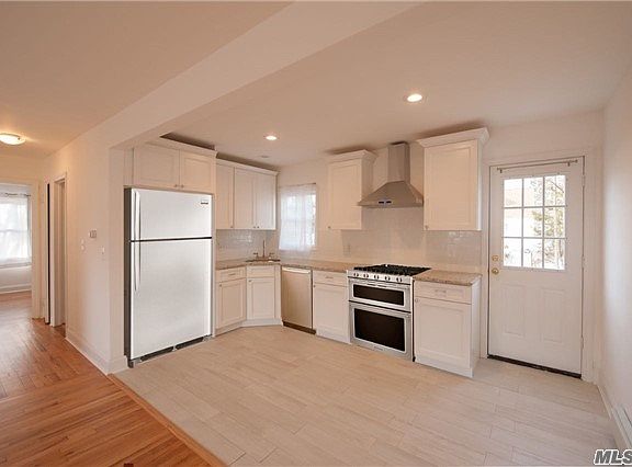 4th image of 196 Oak St