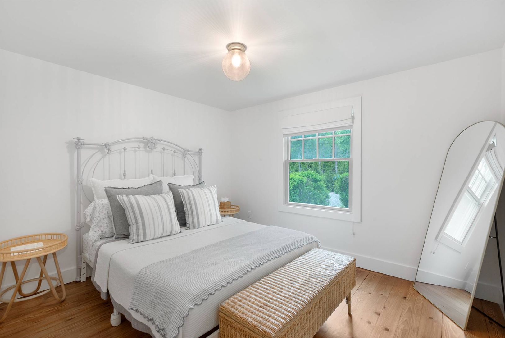  queen bed, light bright and airy room with plenty of closet space