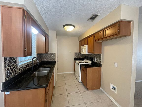 3rd image of 8923 Forest Oak Dr