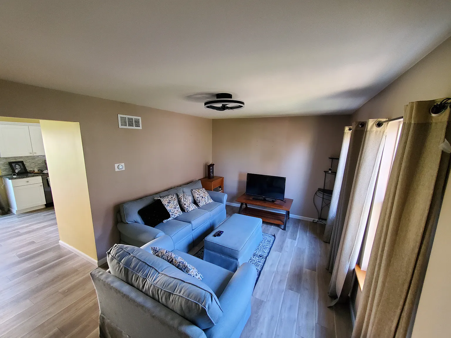 3 bed, 1.5 bath, 1248 sqft, $2,030 — Photo 2