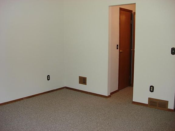 4th image of 32 Westchester Dr