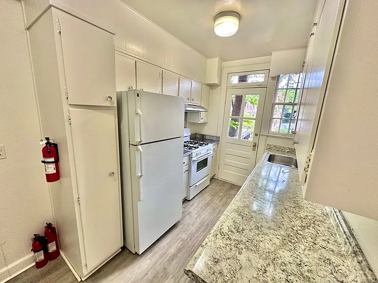 4422 Greenwich Pkwy NW — Photo 15