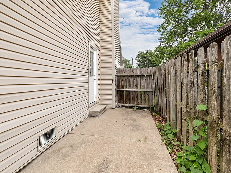3753 N Pickwick Ave — Photo 24