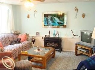 6354 Buckshore Dr, Whitmore Lake, MI 48189