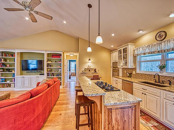 5th image of 480 Crestwood Dr