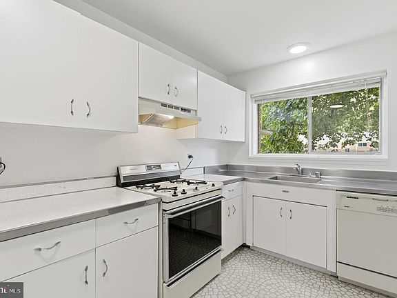 3rd image of 10626 Weymouth St APT 101
