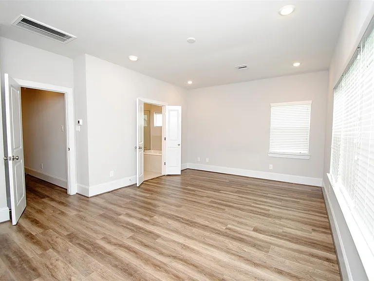1270 N Post Oak Rd #A — Photo 31