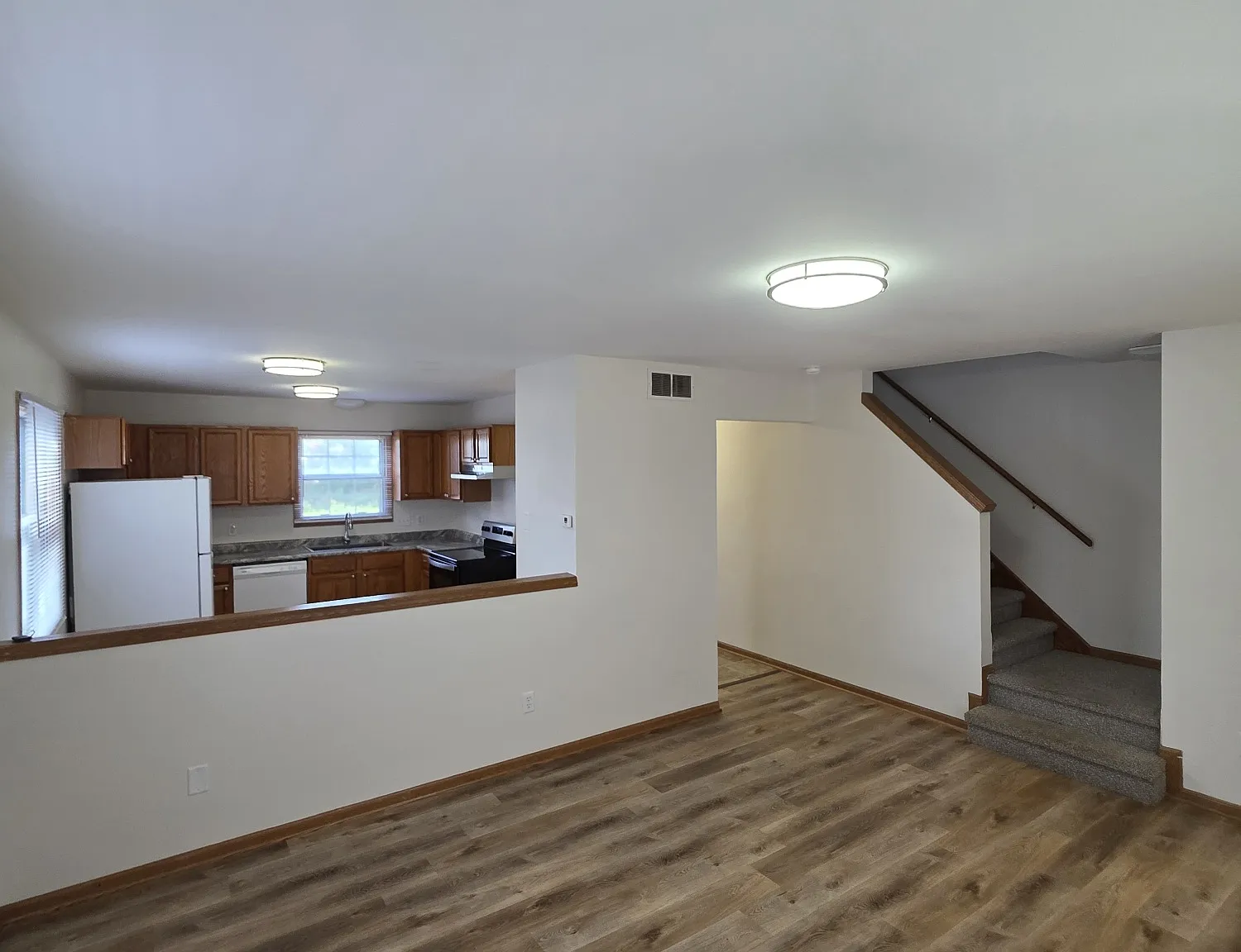 3 bed, 1.5 bath, 1300 sqft, $1,900 — Photo 4