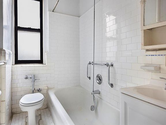 3rd image of 315 E 77th St APT 3D