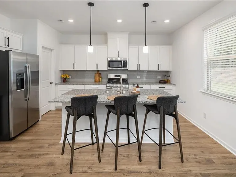 1735 Wellston Dr — Photo 3